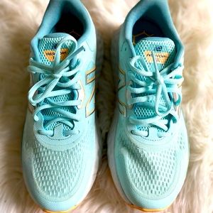 NEW BALANCE SIZE 9 FRESH FOAM EVOS***LIKE NEW!!! Wore 1 X FOR AN HOUR!!****